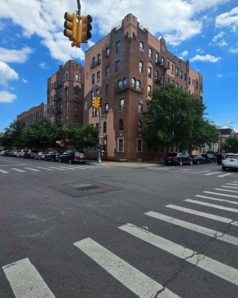 Multi-unit building